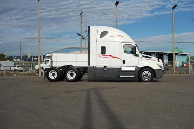 2021 Freightliner Cascadia 126" Sleeper Cab photo 2