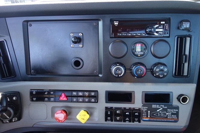 2019 Freightliner Cascadia 126" Day cab photo 3