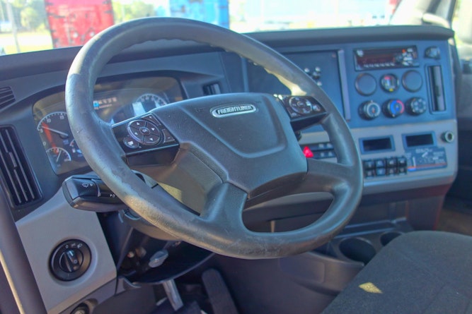 2019 Freightliner Cascadia 126" Day cab photo 2