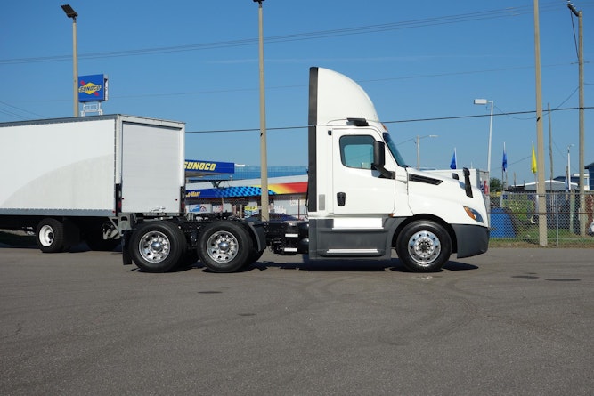 2019 Freightliner Cascadia 126" Day cab photo 4