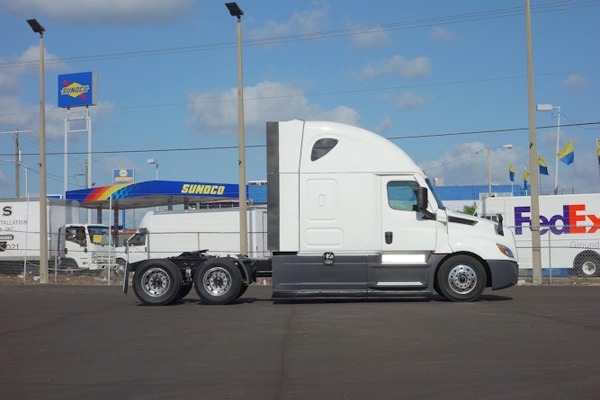 2023 Freightliner Cascadia 126" Sleeper Cab photo 2