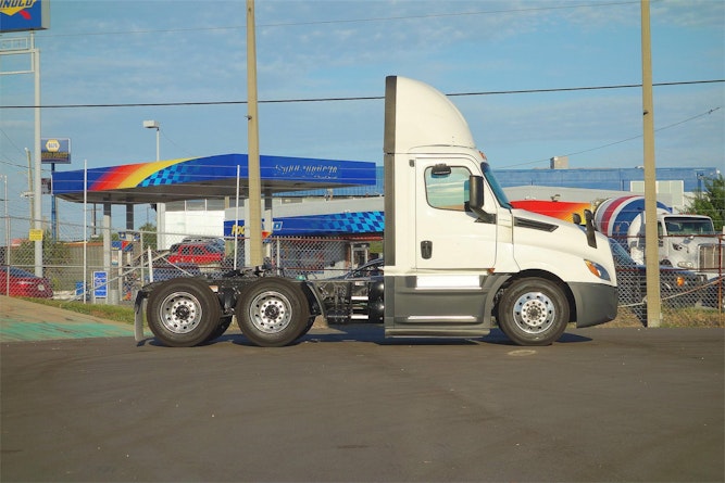 2020 Freightliner Cascadia 126" Day cab photo 4