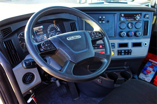 2020 Freightliner Cascadia 126" Day cab photo 2