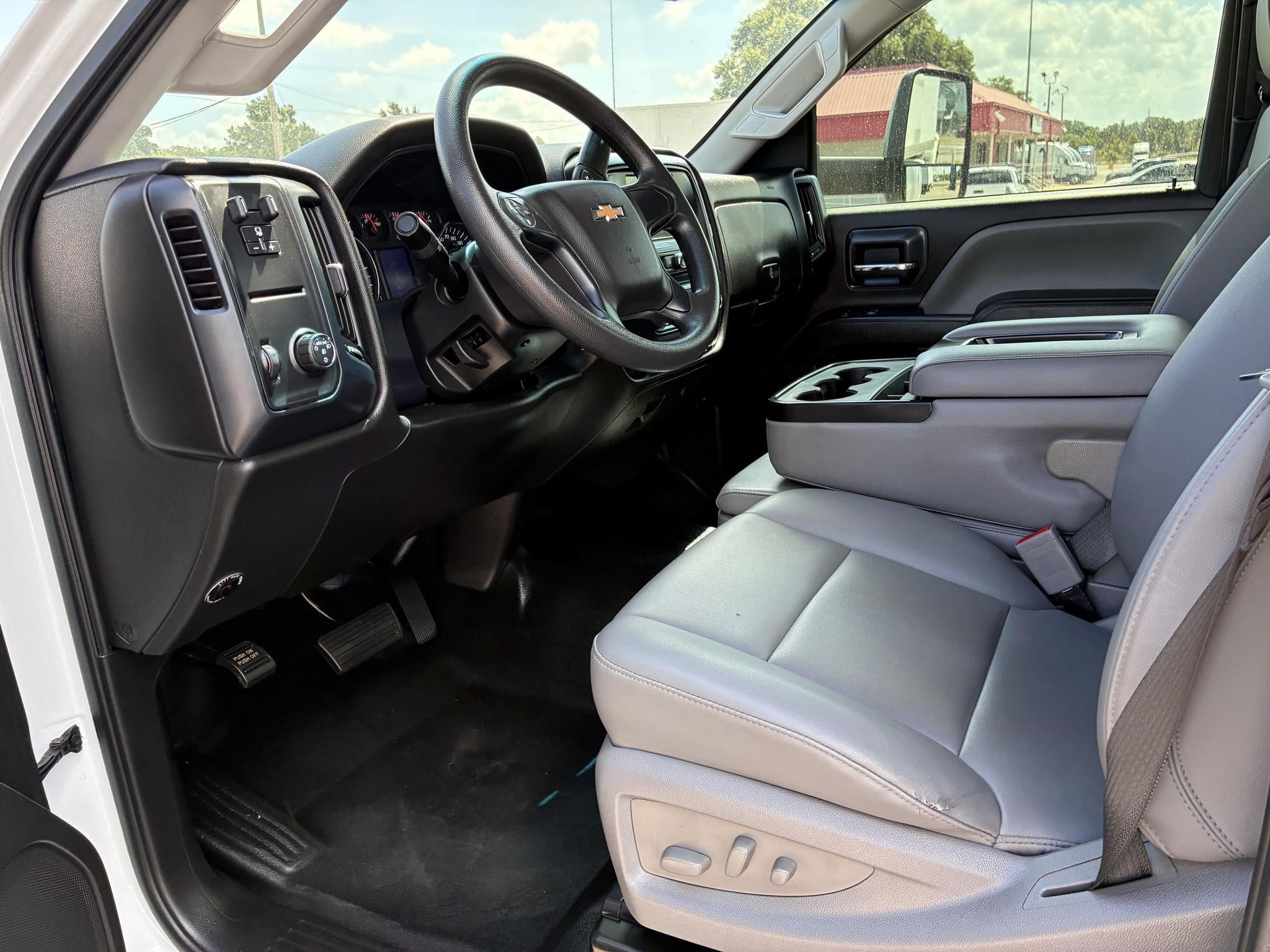 2022 Chevrolet — photo 2
