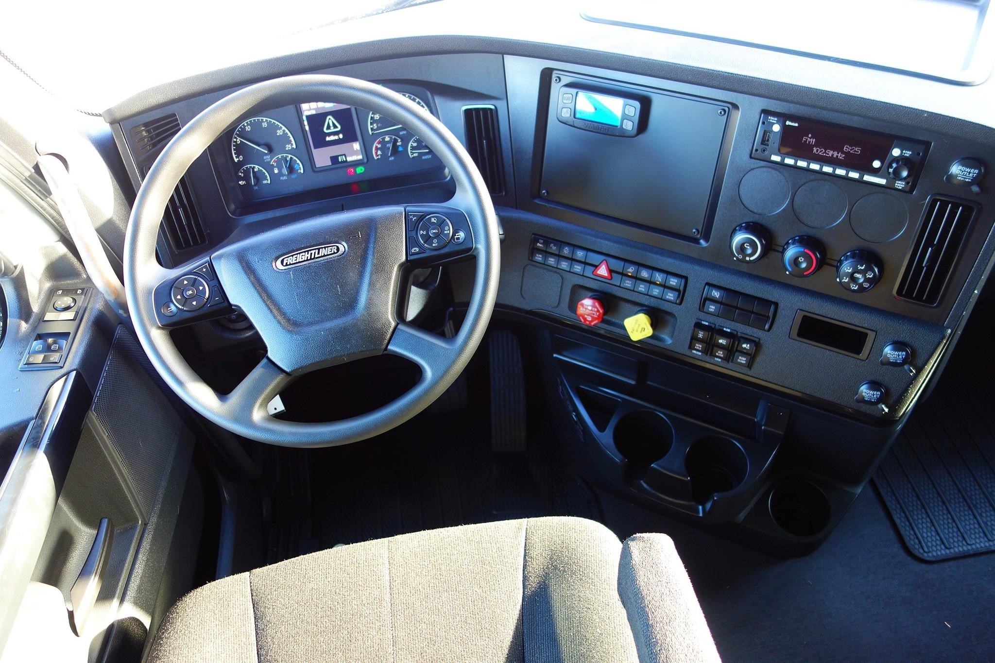 2023 Freightliner — photo 8