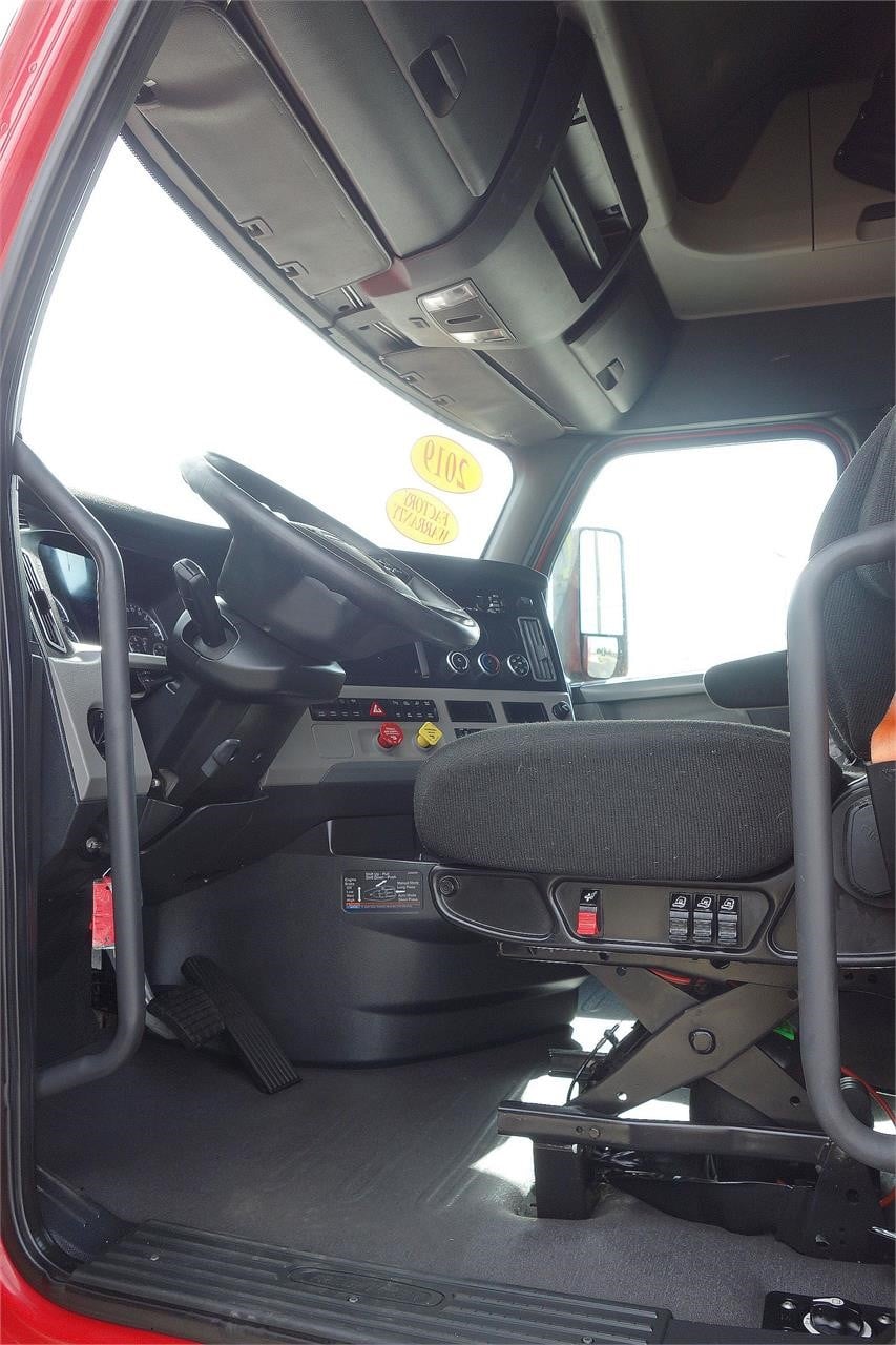 2023 Freightliner — photo 2
