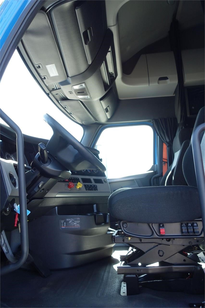 2023 Freightliner — photo 2