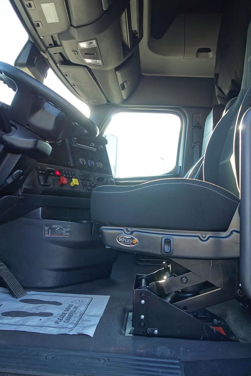 2024 Freightliner — photo 2