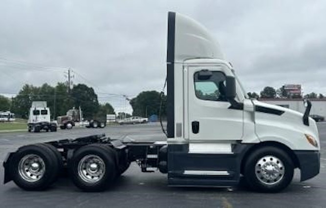 2021 Freightliner Cascadia 126" Day cab photo 4
