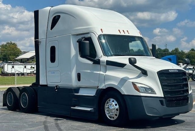 2021 Freightliner Cascadia 126" Sleeper Cab photo 2