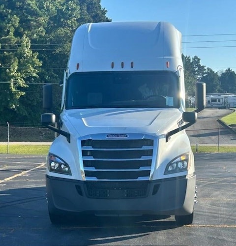 2021 Freightliner Cascadia 126" Sleeper Cab photo 2