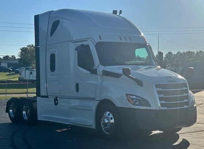 2021 Freightliner Cascadia 126" Sleeper Cab photo 3