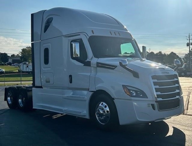 2022 Freightliner Cascadia 126" Sleeper Cab photo 3