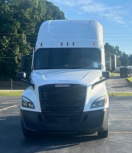 2021 Freightliner Cascadia 126" Sleeper Cab photo 2