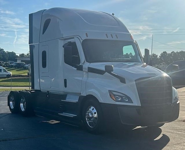 2021 Freightliner Cascadia 126" Sleeper Cab photo 3