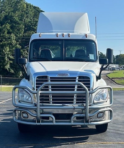 2020 Freightliner Cascadia 125" Sleeper Cab photo 2