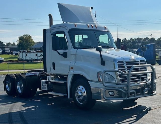 2020 Freightliner Cascadia 125" Sleeper Cab photo 3