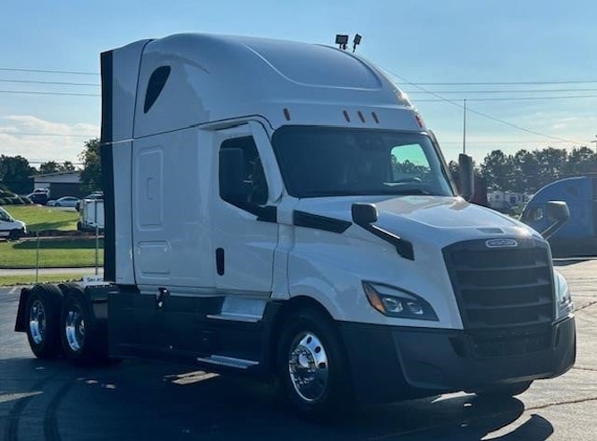 2023 Freightliner Cascadia 126" Sleeper Cab photo 3