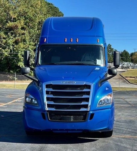 2021 Freightliner Cascadia 126" Sleeper Cab photo 2