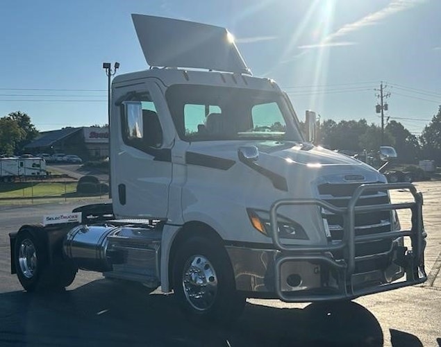 2021 Freightliner Cascadia 126" Day cab photo 3