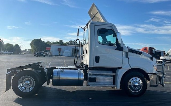 2021 Freightliner Cascadia 126" Day cab photo 4