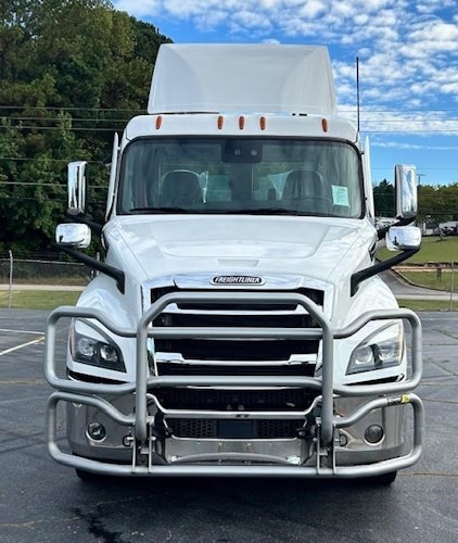 2022 Freightliner Cascadia 126" Day cab photo 2