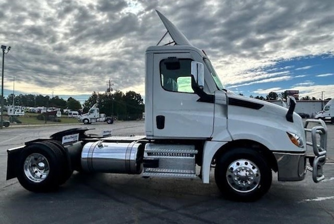 2022 Freightliner Cascadia 126" Day cab photo 4