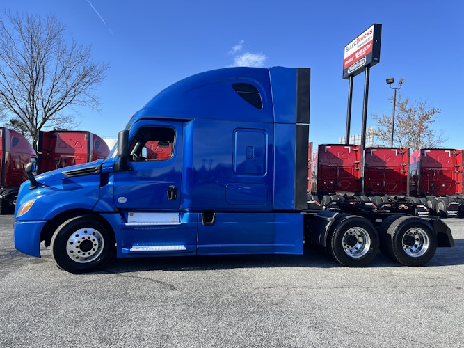2020 Freightliner Cascadia 126" Sleeper Cab photo 2