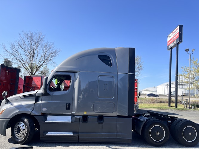 2021 Freightliner Cascadia 126" Sleeper Cab photo 2
