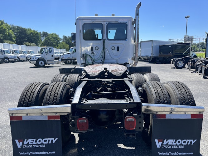 2022 Freightliner Cascadia 126" Day cab photo 4