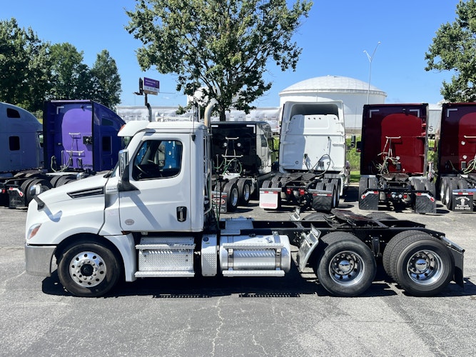 2022 Freightliner Cascadia 126" Day cab photo 2