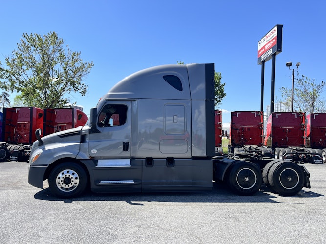 2021 Freightliner Cascadia 126" Sleeper Cab photo 2