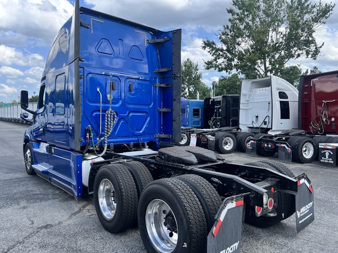 2020 Freightliner Cascadia 126" Sleeper Cab photo 3