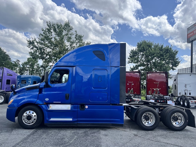 2020 Freightliner Cascadia 126" Sleeper Cab photo 2