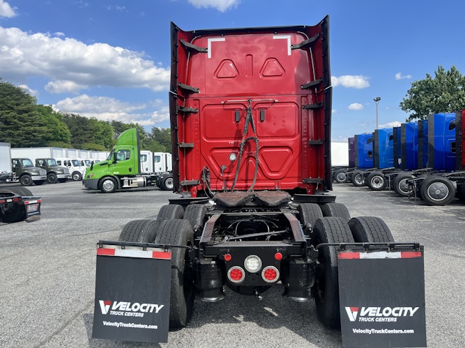 2020 Freightliner Cascadia 126" Sleeper Cab photo 4
