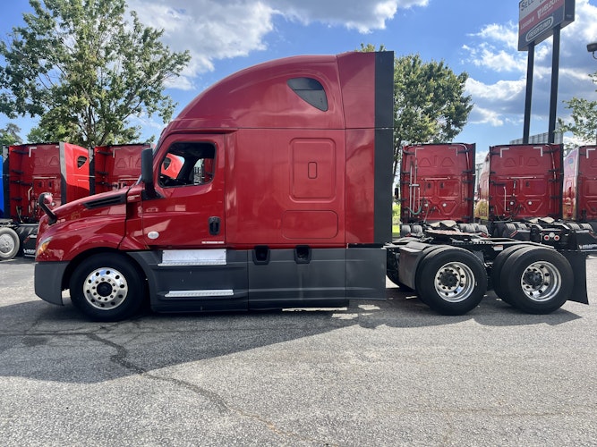 2020 Freightliner Cascadia 126" Sleeper Cab photo 2