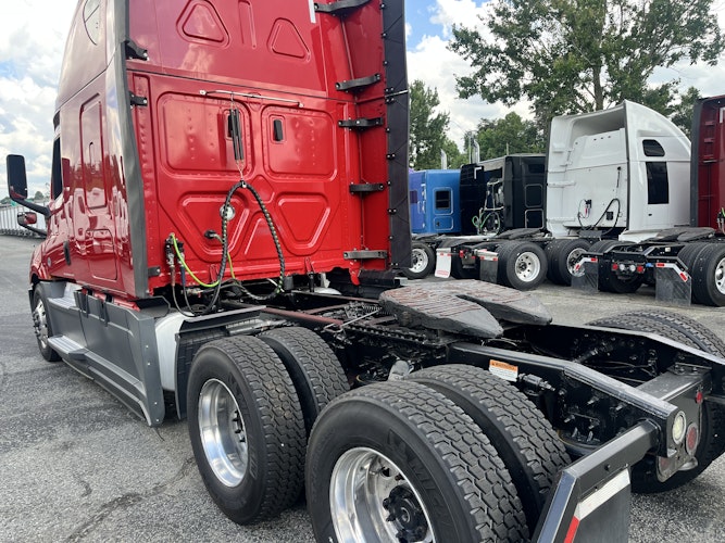 2020 Freightliner Cascadia 126" Sleeper Cab photo 3