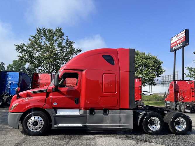 2020 Freightliner Cascadia 126" Sleeper Cab photo 2