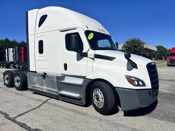 2021 Freightliner Cascadia 126" Sleeper Cab photo 2