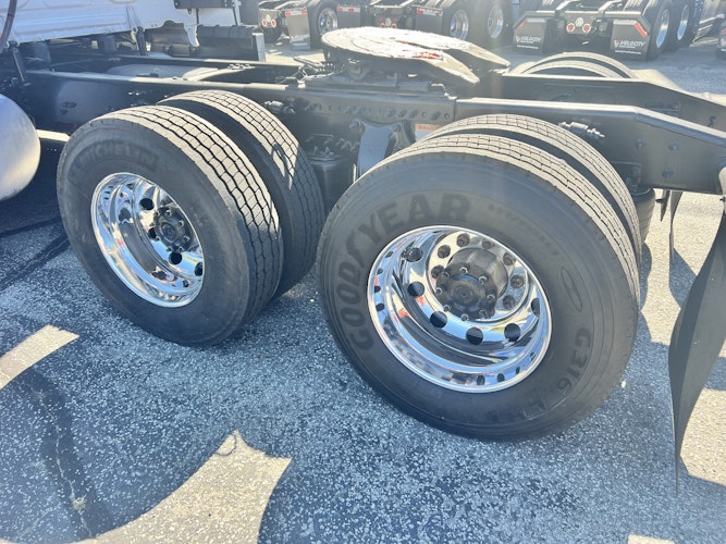 2021 Freightliner Cascadia 126" Sleeper Cab photo 4