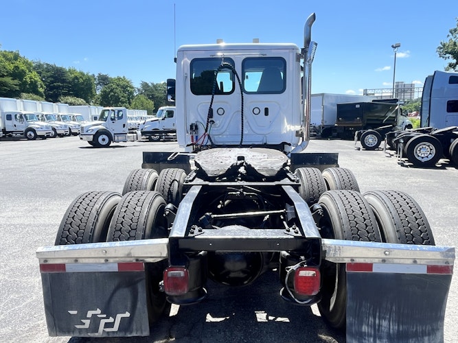 2021 Freightliner Cascadia 126" Day cab photo 4