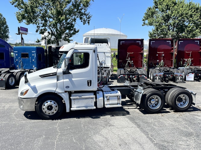 2021 Freightliner Cascadia 126" Day cab photo 2