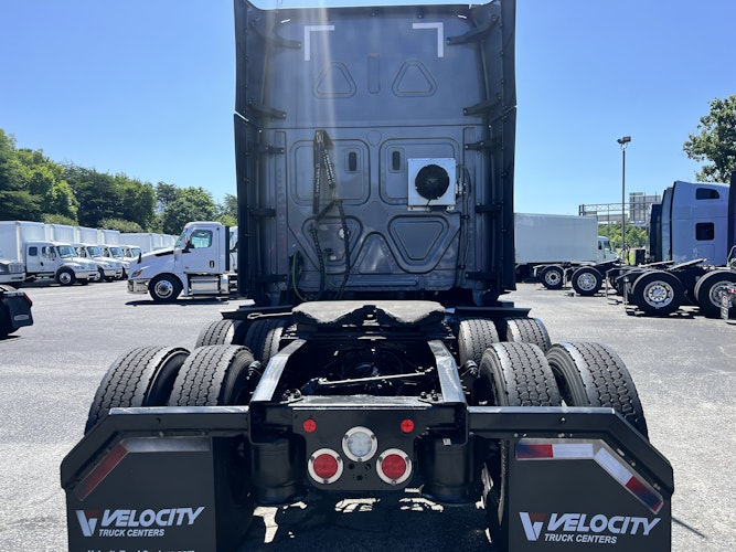 2021 Freightliner Cascadia 126" Sleeper Cab photo 4