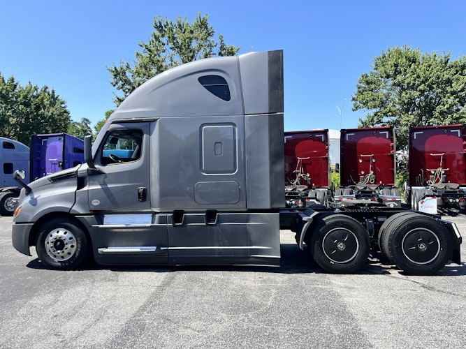 2021 Freightliner Cascadia 126" Sleeper Cab photo 2