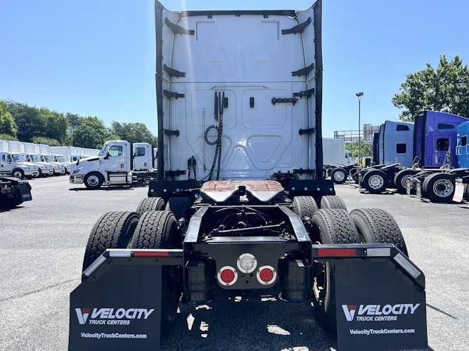 2021 Freightliner Cascadia 126" Sleeper Cab photo 4
