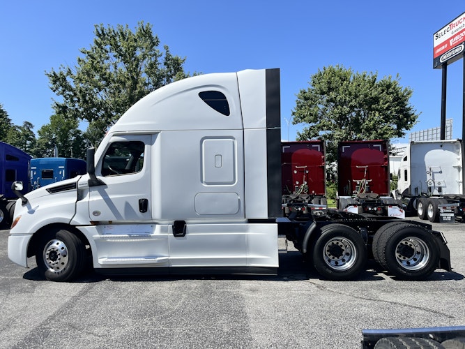 2021 Freightliner Cascadia 126" Sleeper Cab photo 2