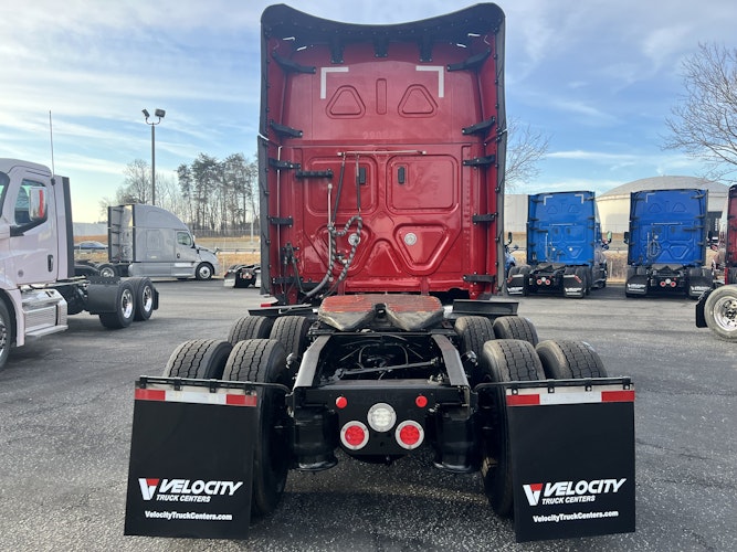 2022 Freightliner Cascadia 126" Sleeper Cab photo 3