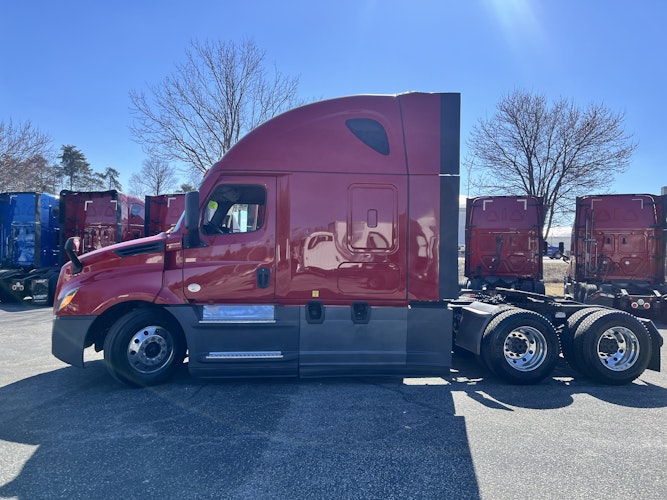 2021 Freightliner Cascadia 126" Sleeper Cab photo 3