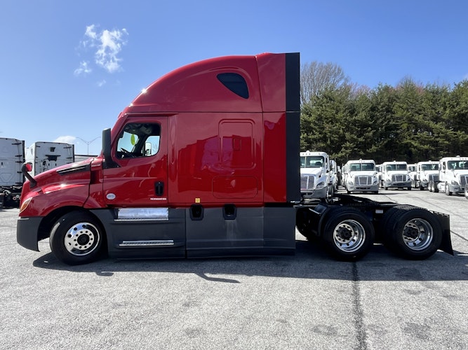 2021 Freightliner Cascadia 126" Sleeper Cab photo 2