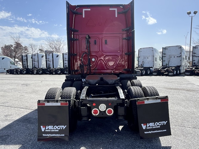 2021 Freightliner Cascadia 126" Sleeper Cab photo 4